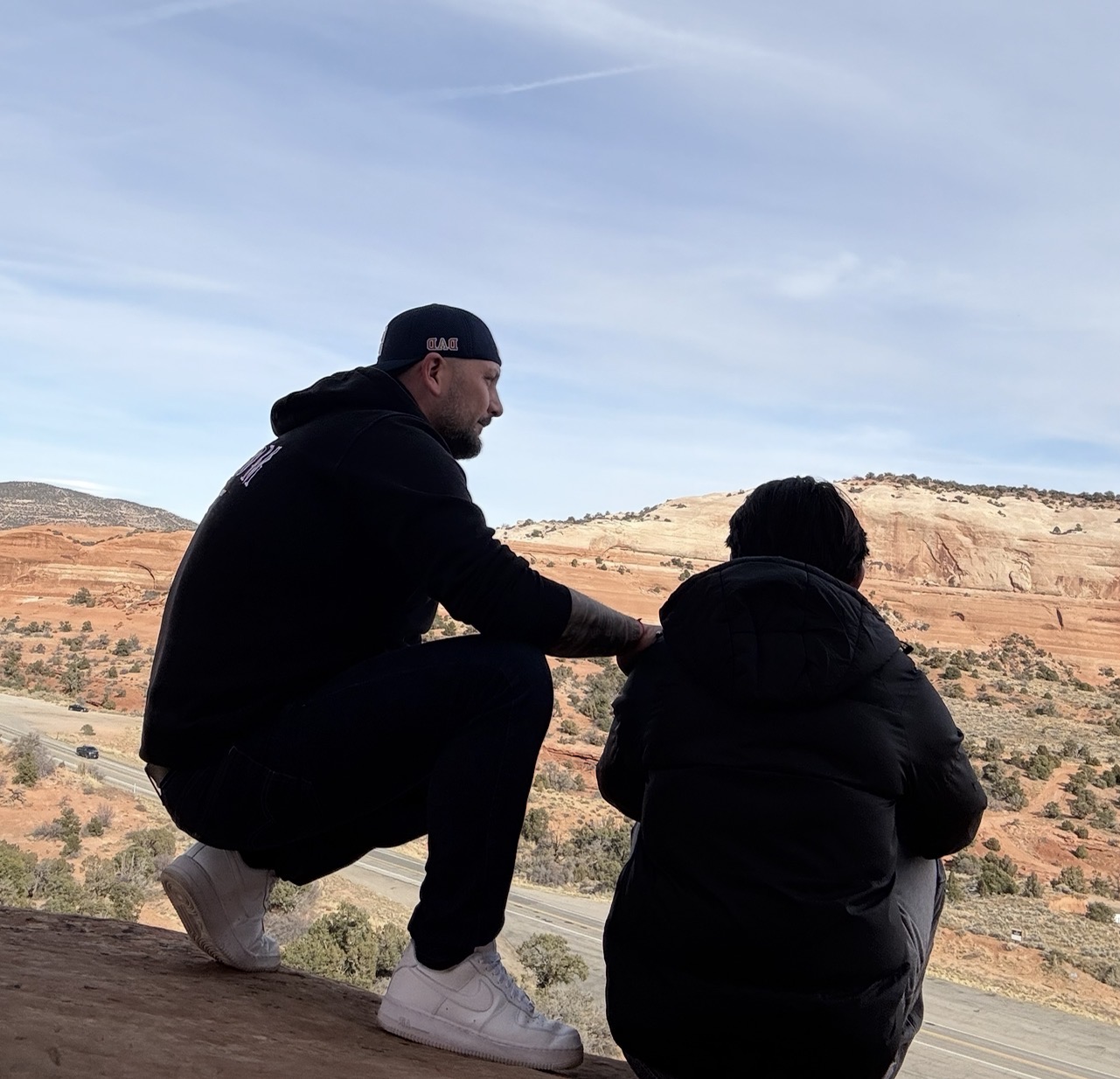 Père et fils face au paysage de l'Utah